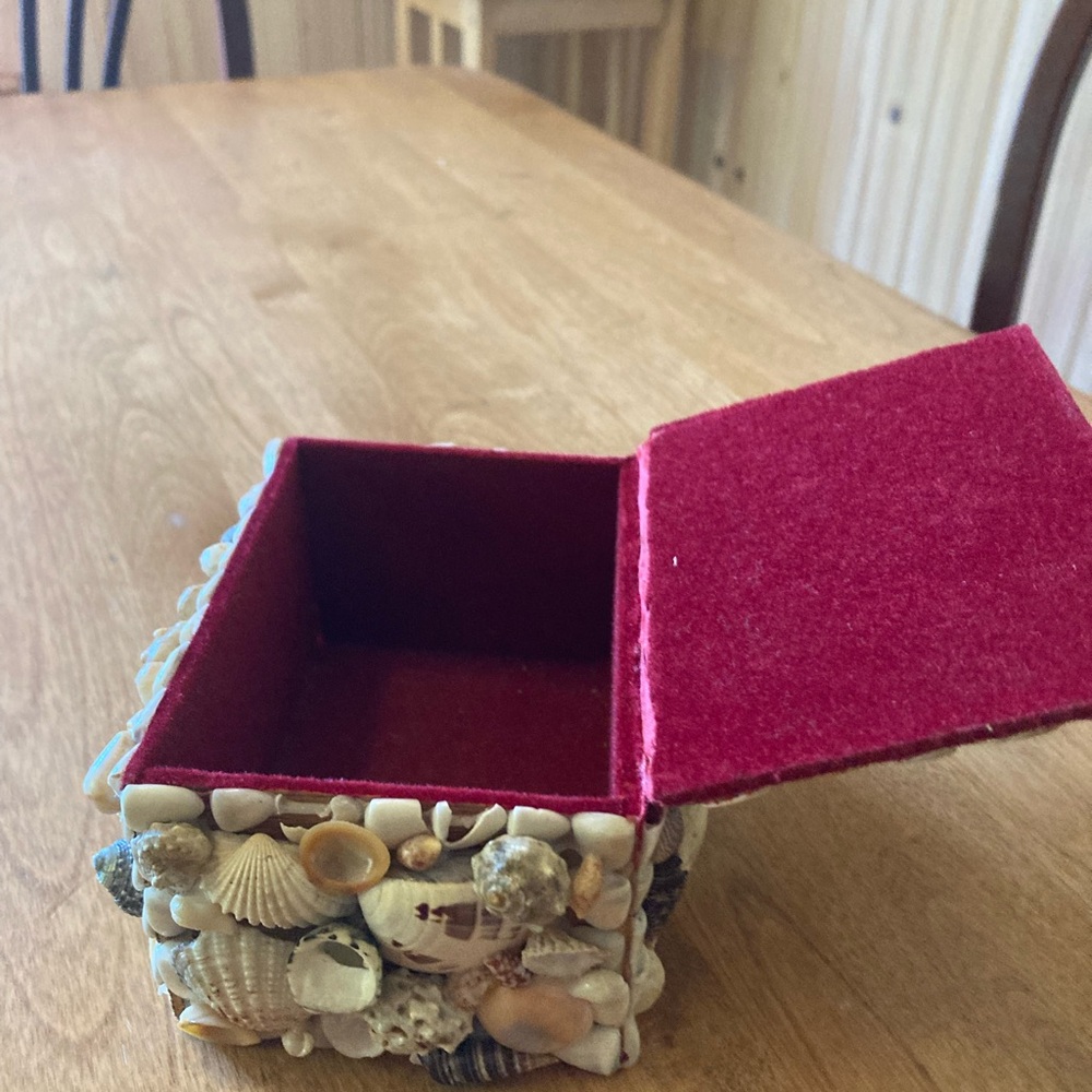 Vintage shell trinket/jewelry box - Picture 4 of 7